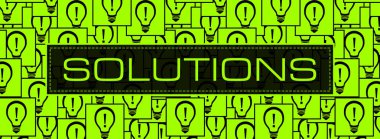 Metin ve ampul sembolleriyle çözümler konsepti.