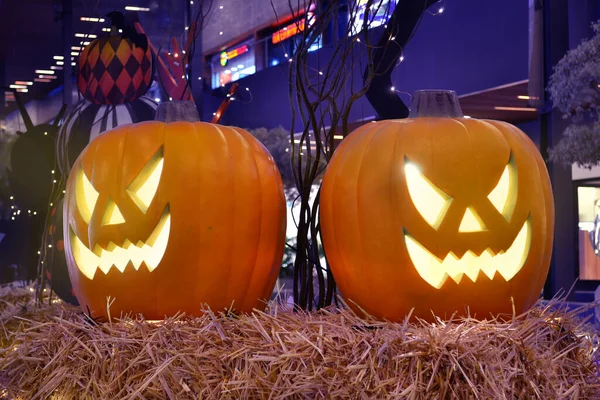 Két Hatalmas Tök Dekoráció Fények Halloween Nap Négyzet — Stock Fotó