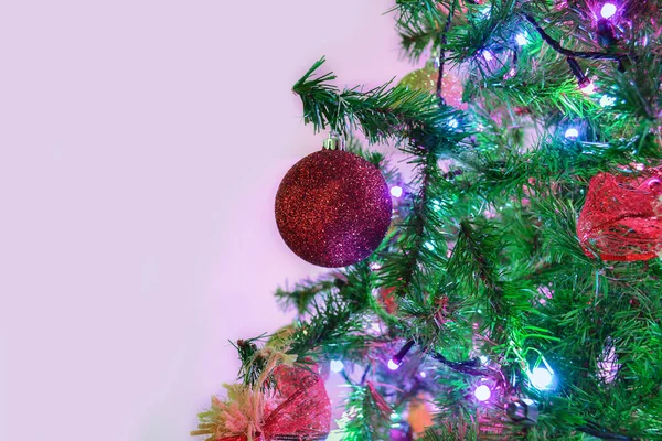 Una Esfera Roja Con Brillo Árbol Navidad Decorado — Foto de Stock