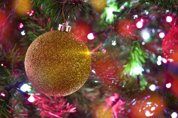 Una Esfera Dorada Pino Navidad Con Decoración Luces Esferas — Foto de Stock