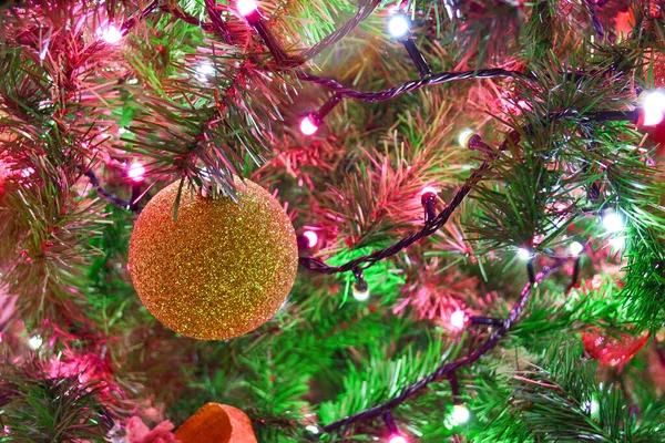 Cerca Del Árbol Navidad Con Hermosa Decoración Colores Rojo Oro — Foto de Stock