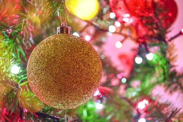 Una Esfera Dorada Árbol Navidad Con Luces Decoraciones — Foto de Stock