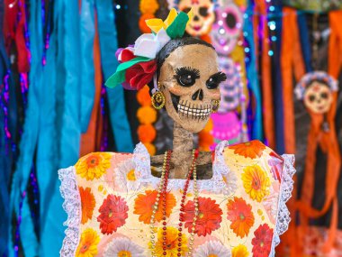 Geleneksel Meksika Catrina Bebeği Çiçek Elbisesi ve Başlığı