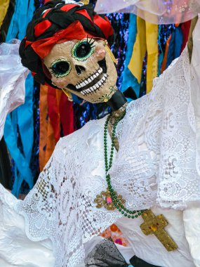 Dantelli ve Kafatası Makyajlı Geleneksel Meksikalı Catrina Bebeği
