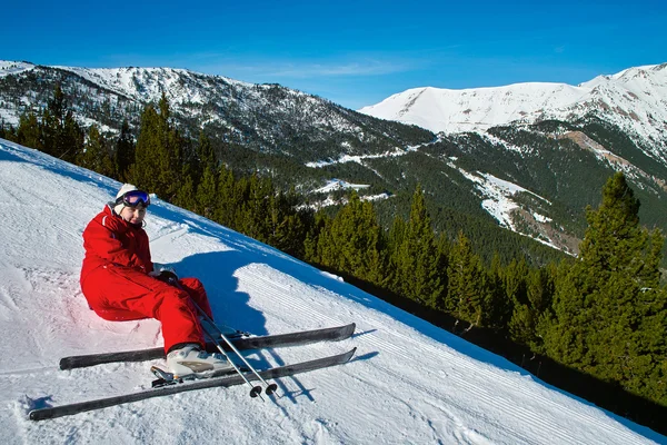 Dívka s lyžování na sjezdovce Royalty Free Stock Fotografie