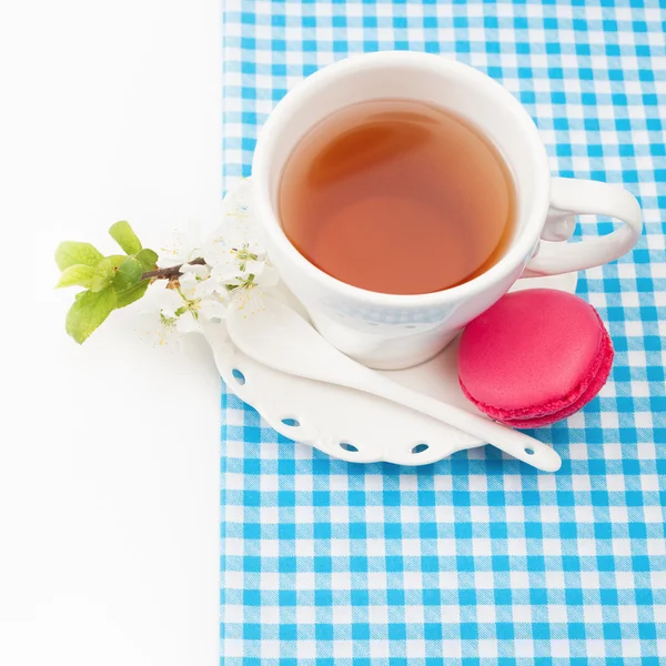 Xícara de chá e macaroon francês doce e colorido e uma cereja — Fotografia de Stock