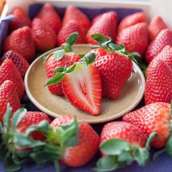Sulu sulu taze olgun kırmızı strawberr ile dolu küçük tabak