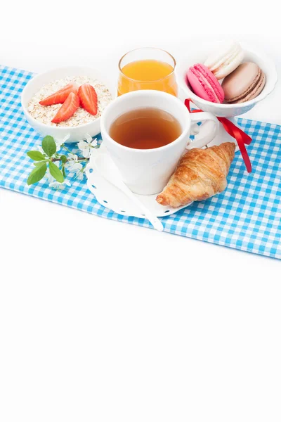 Tea cup with croissant, colourful french macaroons in vase  fest — Stock Photo, Image