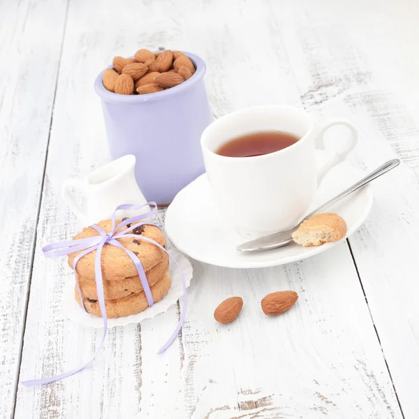 Frühstück mit hausgemachten Plätzchen, Apfel und Mandel mit Tasse Tee — Stockfoto