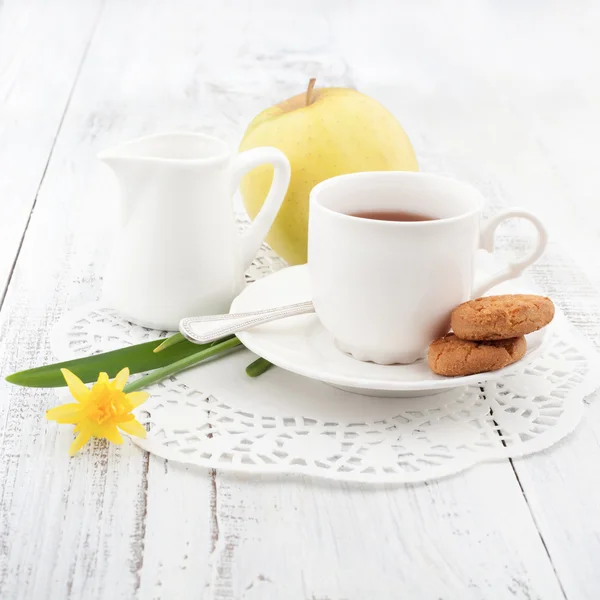 Ontbijt met huisgemaakte koekjes en appel, met kopje thee — Stockfoto