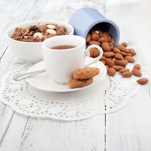 Colazione con biscotti fatti in casa, avena e mandorla con tazza di tè — Foto Stock