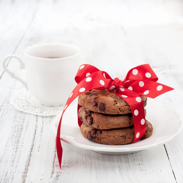 Verse zelfgemaakte chocolade koekjes met kopje thee — Stockfoto