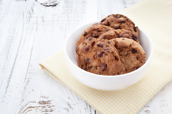 Chocolate chip cookies på en vit platta — Stockfoto