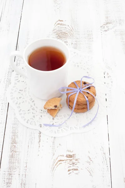 Galletas en un plato blanco con taza de té — Foto de Stock