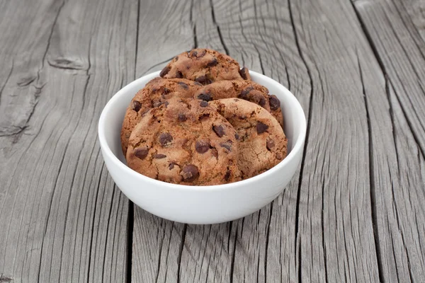 Chocolate chip cookies på en vit platta — Stockfoto
