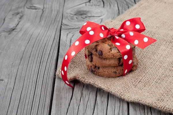 Biscoitos caseiros de chocolate embrulhado festivo — Fotografia de Stock