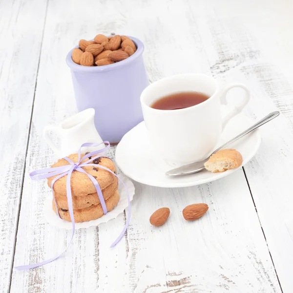 Café da manhã com biscoitos caseiros, maçã e amêndoa com copo de te Fotografia De Stock