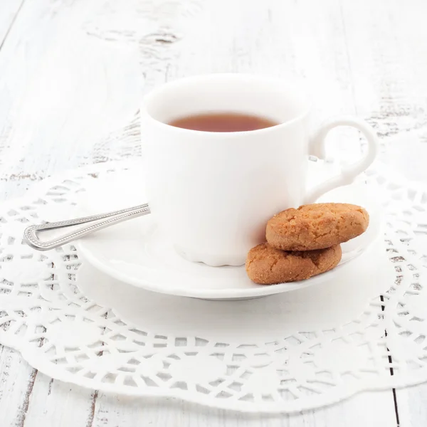 Xícara de chá com biscoitos em servida em mesa de madeira . Imagem De Stock
