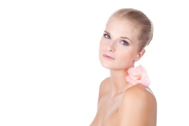 Güzellik modeli kız portre omzuna çiçekli