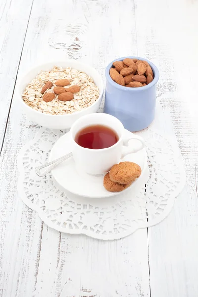 Ontbijt met huisgemaakte koekjes, haver en amandel met kopje thee — Stockfoto