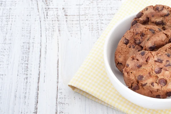 Chocolate chip cookies on a white plate — Stock Photo, Image