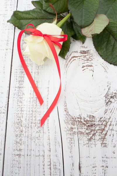 Rose op de houten tafel — Stockfoto