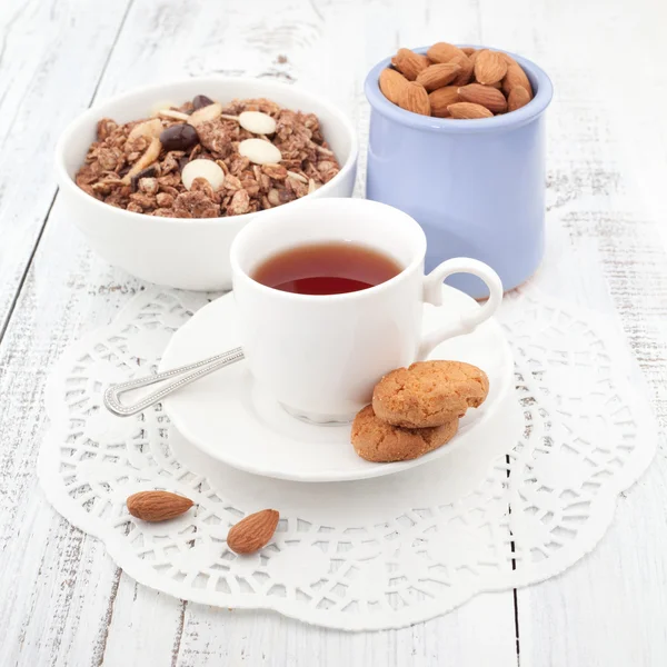 Сніданок з домашнім печивом, вівсянкою та мигдалем з чашкою чаю Ліцензійні Стокові Зображення