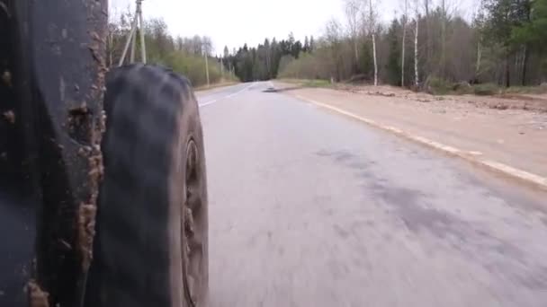 ATV roda está dirigindo no asfalto — Vídeo de Stock