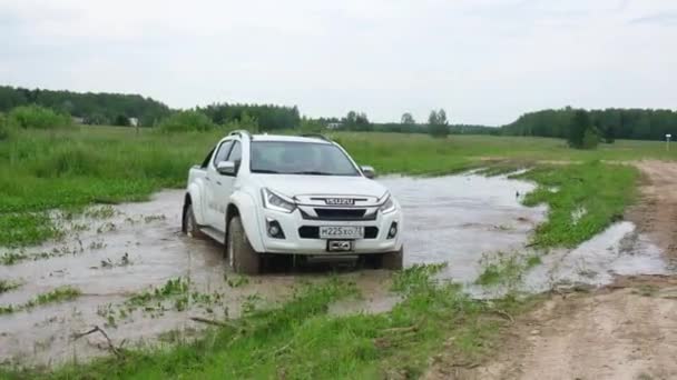 Camion pick-up girando in una pozzanghera di fango con ruote scivolanti — Video Stock