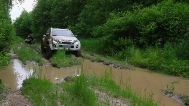 A koszos pickup áthalad egy iszappocsolyán az erdőben. — Stock videók