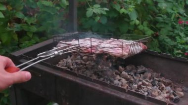 Tavukla ızgara, yanan kömürle daha da kızarır.