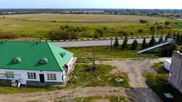 Luchtfoto 's van de drone van het dak repareren — Stockvideo