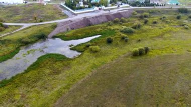 Çeyrek helikopter tarlanın ve manastırın üzerinde uçuyor.