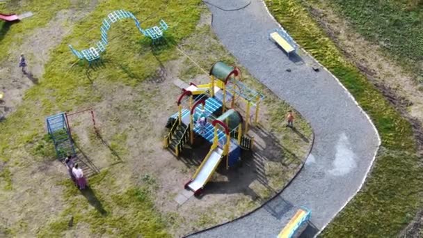 Blick von oben auf den Spielplatz mit Kindern — Stockvideo