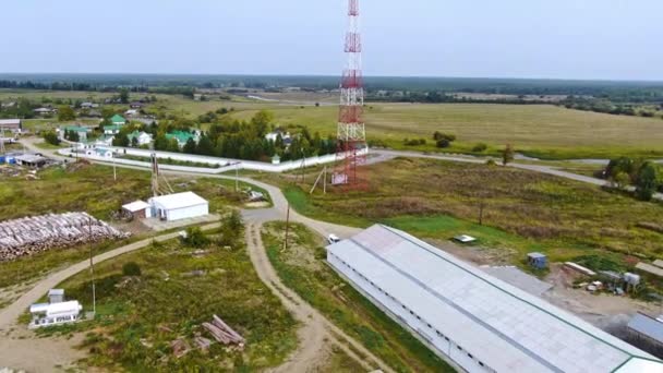 Quadcopter vliegt over het grondgebied van het klooster — Stockvideo