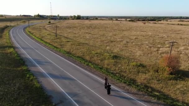 Due uomini stanno guidando lungo la strada su monocicli — Video Stock
