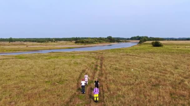 शेतात चालत असलेल्या किशोरवयीन मुलांच्या गटाचे हवाई दृश्य — स्टॉक व्हिडिओ