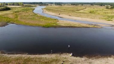 Drone nehirde uçuyor