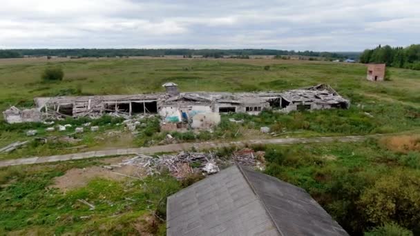 Vidéo par drone d'un vieux bâtiment de ferme abandonné — Video
