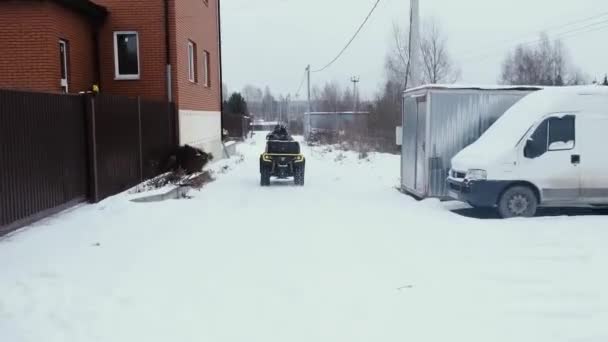 Twee mannen rijden met ATV 's door het dorp. — Stockvideo