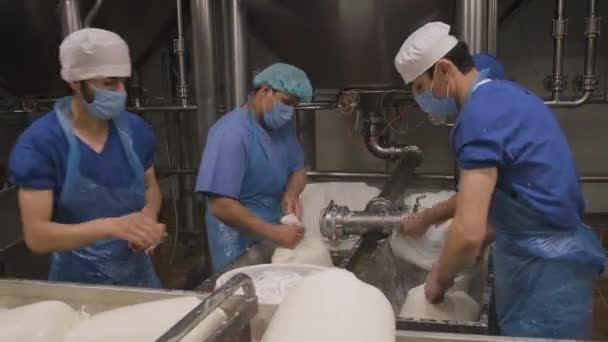 Mężczyźni pakują produkty mleczne do toreb — Wideo stockowe