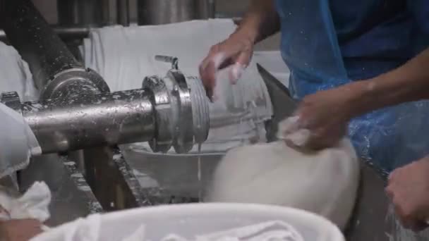 Η διαδικασία πλήρωσης των λευκών σάκων με τυρόπηγμα μάζας — Αρχείο Βίντεο