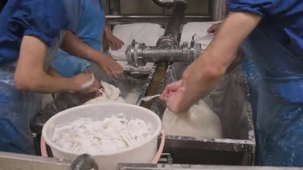 Bir mandıra fabrikasının üretim sürecinin bir parçası. — Stok video
