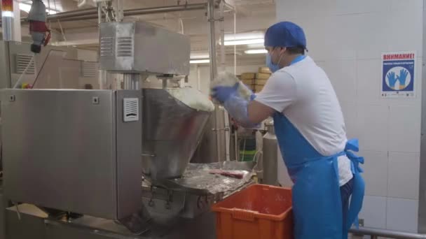 Operatören häller ostmassan i blandningsmaskinen — Stockvideo