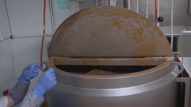 Industriële machine voor het smelten van chocolade — Stockvideo