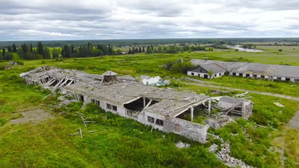 Drone video van een oude verlaten boerderij. — Stockvideo