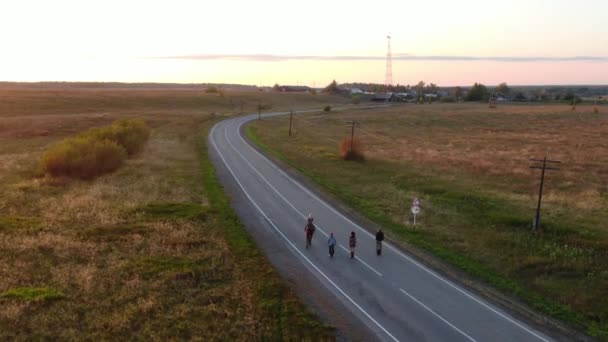 En grupp tonåringar kör längs vägen — Stockvideo