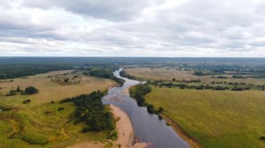 Küçük bir nehir, yaz yatay