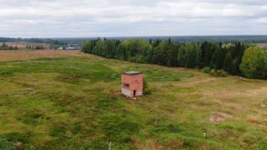 Eski bir kırmızı tuğla binanın etrafında çekim yapıyorum.