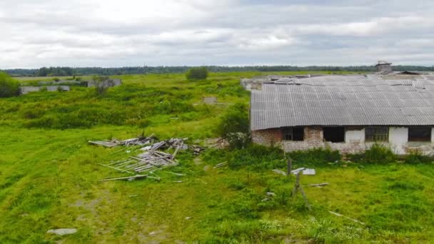 Стара зруйнована цегляна фермерська будівля — стокове відео